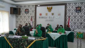 Danrem 042/Gapu Berikan Hadiah Pemenang Lomba HUT Dharma Pertiwi
