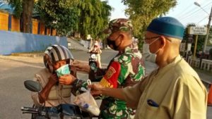 Sambil Bagikan Takjil dan Masker, Babinsa Himbau Warga Patuhi Prokes