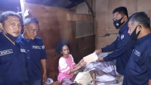 Bantu Masyarakat Yang Sakit Keras, Forum TNI-Polri Asal Pariaman Serahkan Bantuan