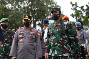 Panglima TNI dan Kapolri Tinjau Bencana Alam di NTT Pastikan Distribusi Bantuan Sampai
