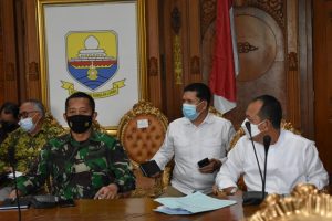 Kasiter Korem 042/Gapu Hadiri Rapat Koordinasi Bahas Kebijakan Pemerintah Larangan Mudik Lebaran di Kantor Gubernur Jambi