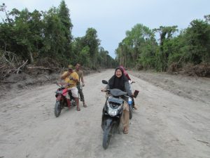 Warga Nikmati Jalan Sore di Jalan yang dibangun oleh TMMD Kodim Batanghari