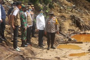 Danrem 042/Gapu Dampingi Dirjen SKK Migas Meninjau Lokasi Ilegal Drilling