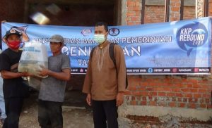 Dirjen Kementerian Perikanan dan Kelautan BBAT Bagikan Bibit Ikan