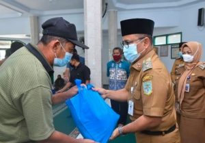 Kunjungi Warga, Wakil Wali Kota Jambi Safari Ramadhan 1442H dan Salurkan Zakat Maal