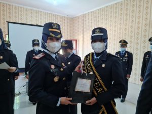 Apresiasi Kinerja Pegawai, Kepala Lapuanja Beri Penghargaan