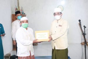Safari Ramadhan, Bupati Tanjab Barat Serahkan Bantuan Pembangunan Masjid