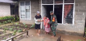 Aksi Nyata Babinsa Bantu Warga Ditengah Banjir