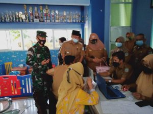 Danramil Telanaipura Pantau Vaksinasi di Kecamatan Alambarajo