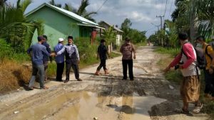 Bupati Tanjab Barat Tinjau Jalan di Kecamatan Kualabetara
