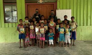 Peduli Warga Perbatasan di Bidang Pendidikan, Satgas Yonif 512 Bagikan Buku Tulis