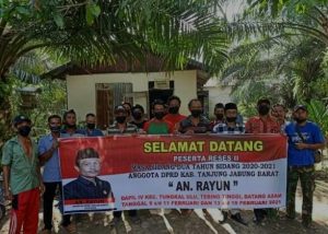Jalani Masa Reses II Di Desa Teluk Pengka, Anggota Dewan Rayun Dampingi PT. WKS Serahkan Bantuan