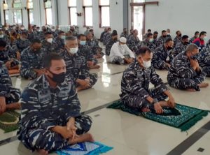 Usai Sholat Jumat, Prajurit Kodiklatal Gelar Istighotsah Di Masjid Quwatulbariah