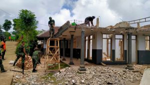 Prajurit Kostrad Bantu Korban Gempa Bumi di Malang