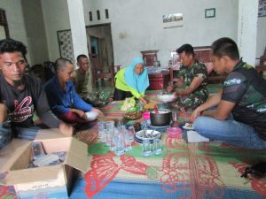 Pasiter Kodim Batanghari Dijamu Makan Siang oleh Warga