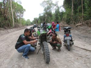 Perwira Ini Rela bagikan Minyak Motornya Untuk Warga