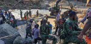 Satgas Zeni TNI AD Lanjutkan Misi Kemanusiaan, Bangun Jembatan Di Alor