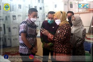 Sekda Dampingi Pj Gubernur Cek Logistik PSU di Gudang KPU Tanjab Timur