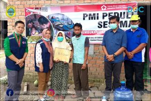 Ketua PMI Tanjab Timur Hj. Wirdayanti  Salurkan Bantuan untuk Bocah Penderita Tumor