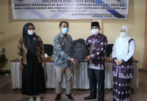 Bupati Tanjab Barat Buka Pelatihan Pembuatan Batik