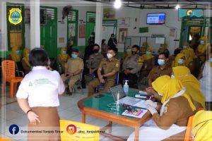 Bupati Tanjab Timur Tinjau Penyuntikan Vaksin di Puskemas Muara Sabak Barat