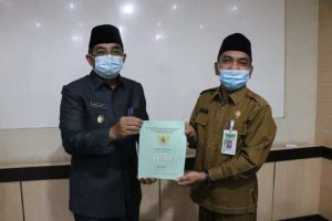 Bupati  Tanjab Barat Tandatangani NPHD dan Serahkan Hibah Tanah