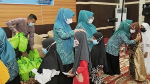 Ketua TP PKK Tanjab Barat Berikan Santunan Kepada Anak Yatim