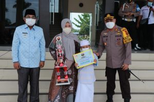 Bupati Tanjab Barat Bersama Kapolres Serahkan Hadiah Pemenang Dai Cilik dan Arakan Sahur