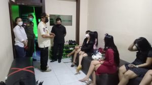 Bukan Hanya Segel Tempat Usaha, Kasatpol PP Kota Jambi Edukasi Prokes ke Hiburan Malam