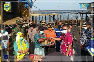 Serahkan Bantuan, Sekda Sapril Dialog Soal Relokasi