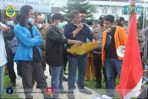 Tampung Aspirasi, Bupati Tanjab Timur Temui Pendemo