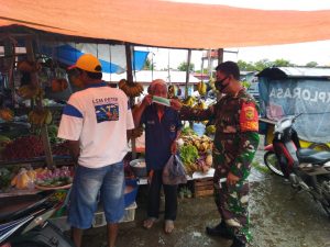 Ingatkan Warga Tetap Prokes dan Bagikan Masker, Babinsa Muara Tebo Masuk Pasar