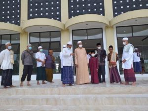 Sholat Jumat di Mesjid Syekh Usman Tungkal, Bupati Tanjab Barat Menjadi Khatib