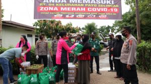 Ketua Bhayangkari Tunjukan kepedulian Kepada Warga Terpapar Covid 19