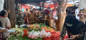 Wabup Tanjab Barat Tinjau Pasar Tradisional dan Pelabuhan Antar Pulau
