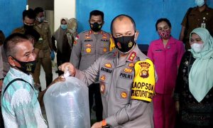 Bangun Sekat Kanal, Kapolda Jambi Berikan Bibit Ikan dan Sembako