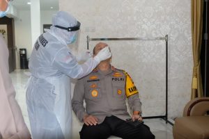 Pejabat Utama Polda Jambi Lakukan Tes Swab PCR