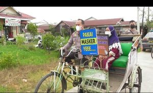Gunakan Becak, Kapolres Tanjabbar Lansia Ikuti  Vaksinasi