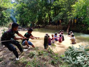 Satgas Yonif 614 Bersama Warga Perbaiki Bendungan Air Bersih Desa Long Pujungan