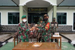 Jelang Purna Tugas, Satgas Yonif 407 Serahkan Ratusan Senpi Rakitan dan Munisi Ke Denpal XII/1 Sintang