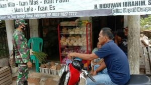 Babinsa Koramil 02/Tanah Tumbuh Gencar Imbau Masyarakat Patuhi Prokes