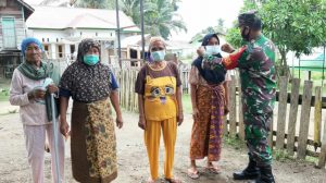 Lindungi Warga Dari Covid-19, Babinsa Lubuk Madrasah Ulu Bagikan Masker Gratis