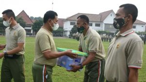 Seskoad bagikan bingkisan lebaran