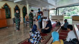 Masjid At-Taqwa Seskoad Salurkan Zakat Fitra Kepada Warga
