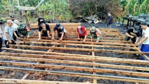 Bersama Warga, Babinsa Bantu Bangun Rumah Pasca Kebakaran
