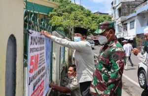 Tinjau Mesjid Jelang Idul Fitri, Bupati Tanjab Barat Tempel Baliho Peringatan Prokes