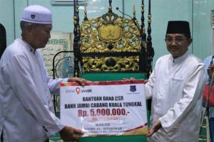 Bupati Tanjab Barat Serahkan CSR Pembangunan Masjid Agung Al istiqomah