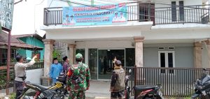 Babinsa Bersama Tim Satgas PPKM Kelurahan Solok Sipin Siapkan Rumah Isolasi Mandiri