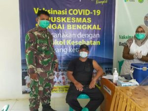 Babinsa Koramil Sungaibengkal Dampingi Vaksinasi Perangkat Desa