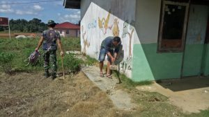 Budaya Gotong Royong di Lokasi TMMD untuk Bersihkan Lingkungan
